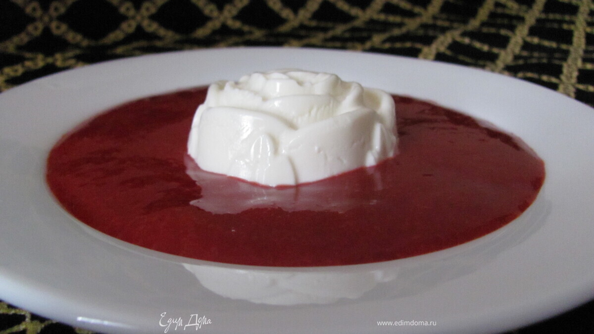 Творожно-ванильный десерт с клубничным соусом