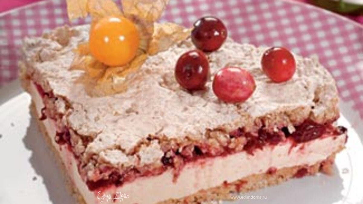 Торт - безе с ежевикой и вишней