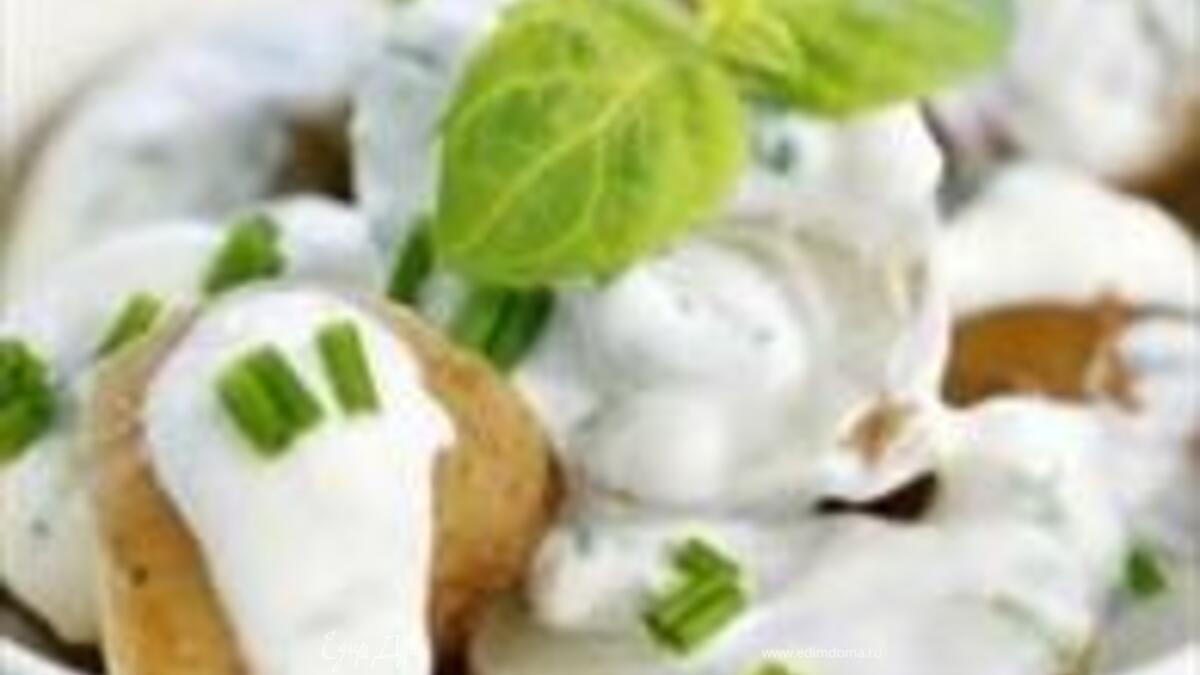 Салат с молодым картофелем под сметанным соусом