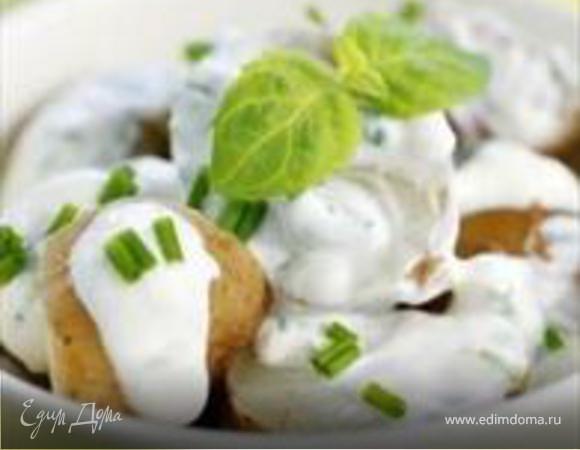 Салат с молодым картофелем под сметанным соусом