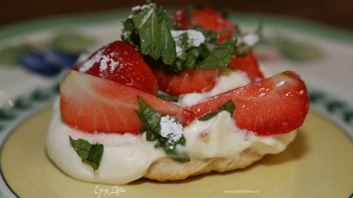 Пирожные с клубникой, маскарпоне и мятой