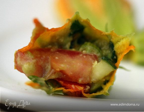 Цветы сквоша (тыквы), начиненные салатом из авокадо 