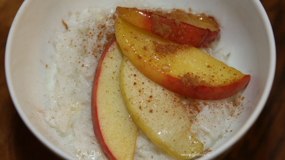 Рисовая каша с яблоками, медом и корицей