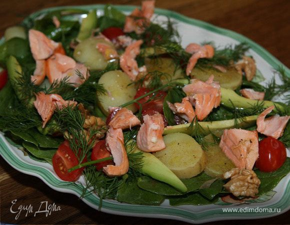 Салат с семгой, молодым картофелем и авокадо
