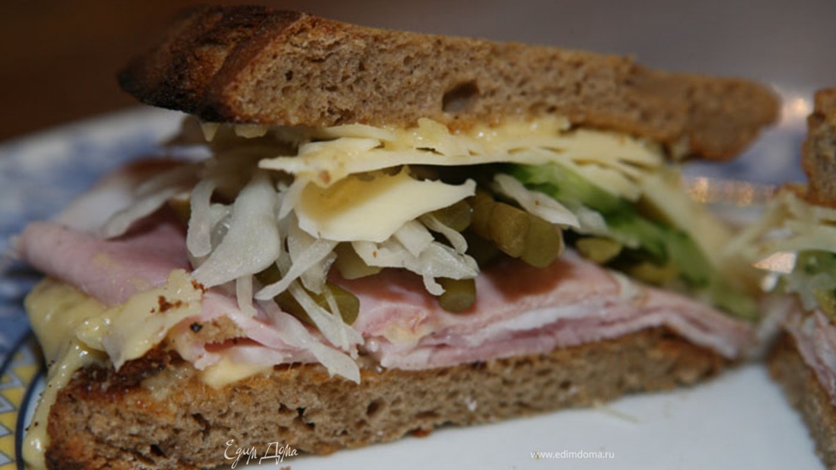 Сэндвич с ветчиной, соленьями и сыром