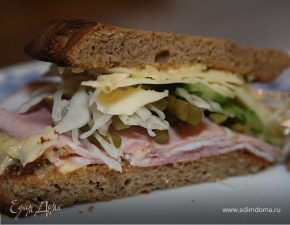 Сэндвич с ветчиной, соленьями и сыром 