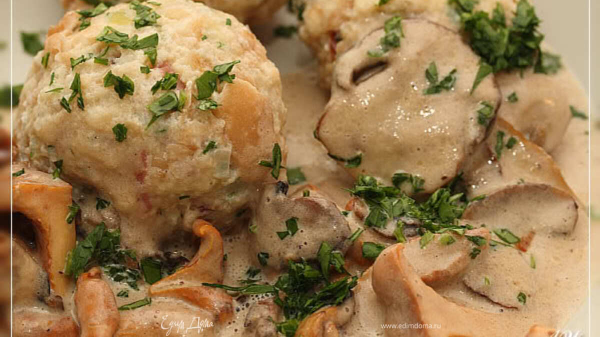 Кнедли из булки с грибами в сливках