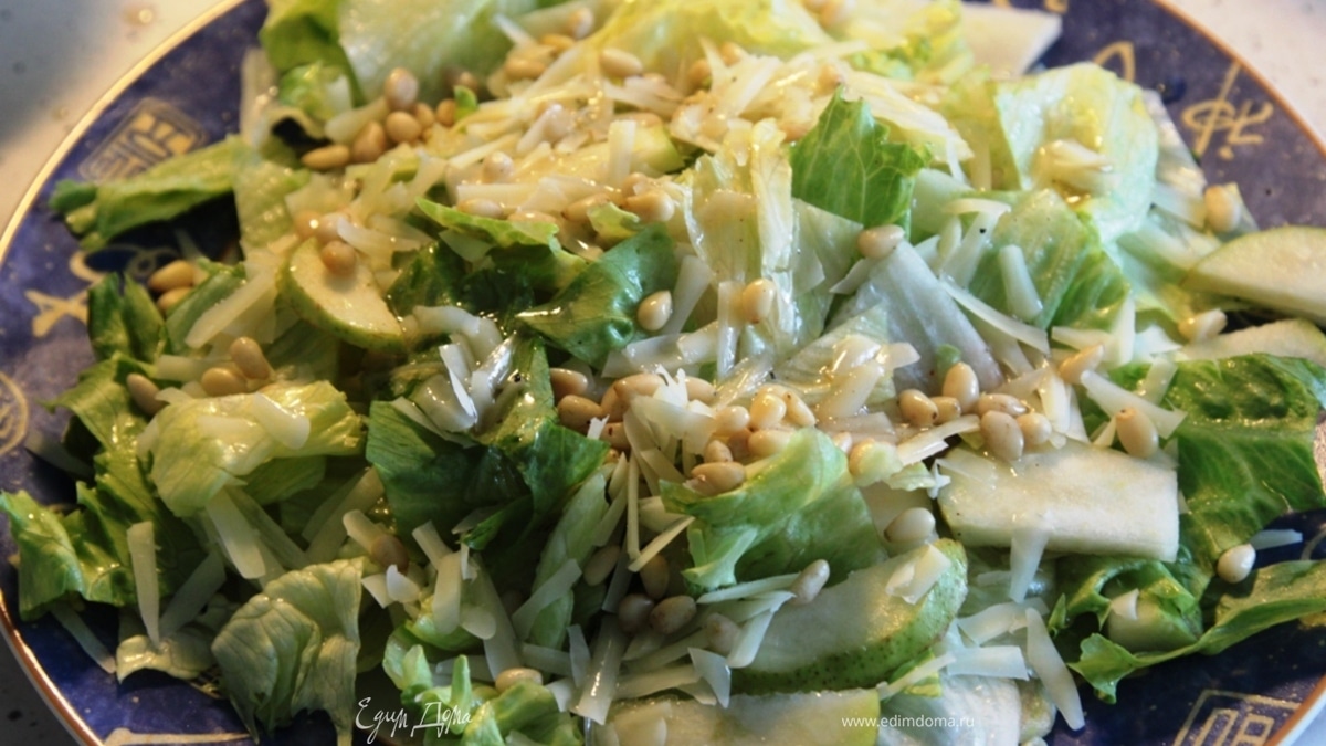 Салат с руколой, пармезаном, грушей и кедровыми орешками