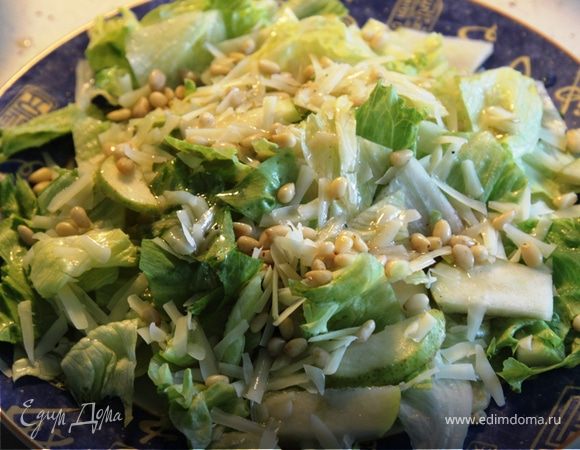 Салат с руколой, пармезаном, грушей и кедровыми орешками Салат с руколой, пармезаном, грушей и кедровыми орешками