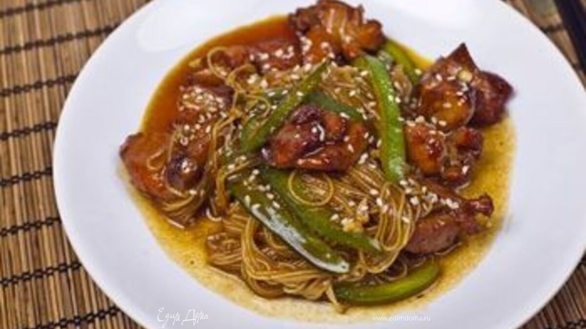 Рисовая лапша с куриными крылышками