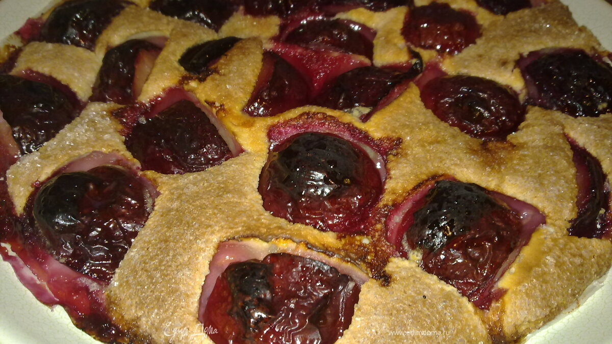 Пирог со сливами