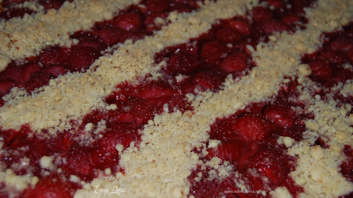 Обсыпной клубничный пирог