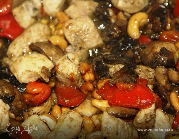Курица с грибами и кешью 
