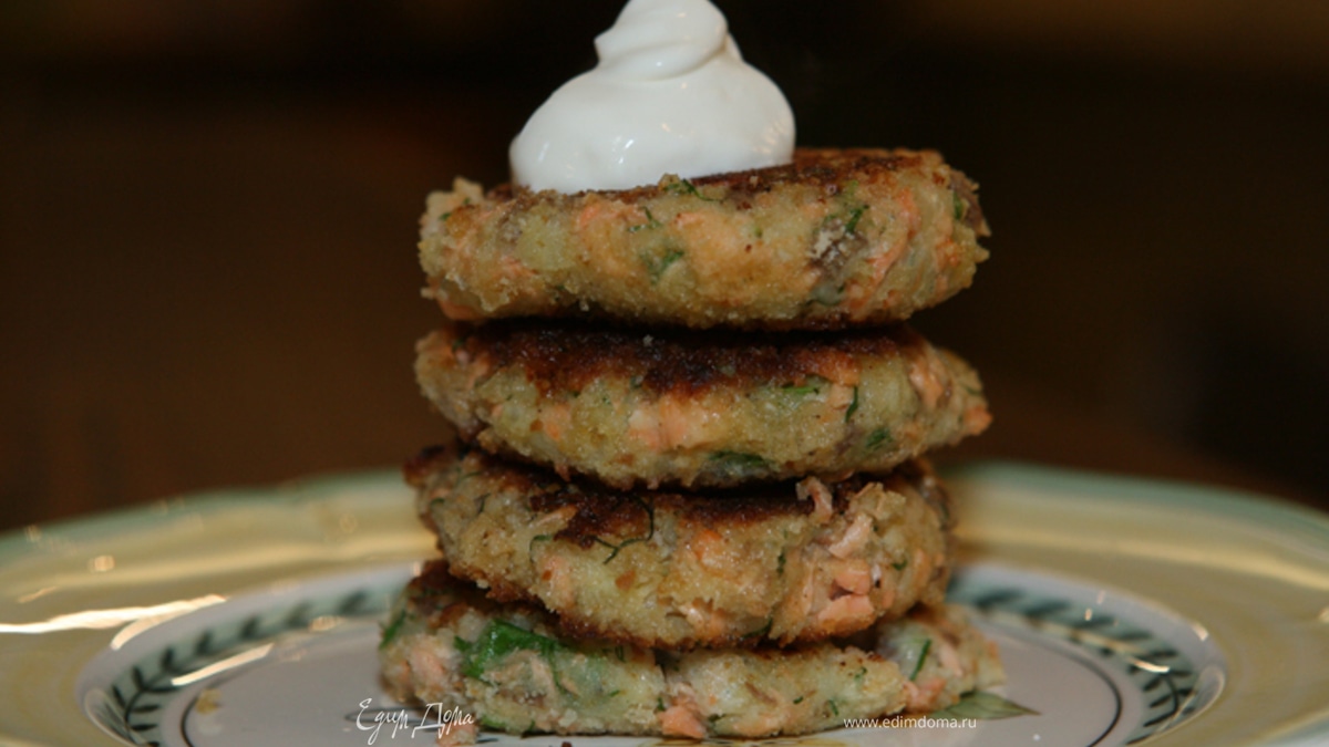 Биточки из семги и молодого картофеля с луком и укропом