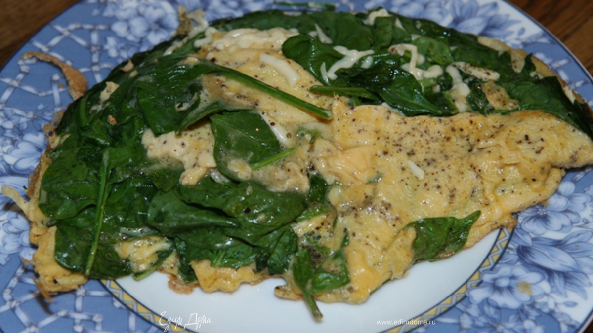 Взбитые яйца со шпинатом, сыром и майораном