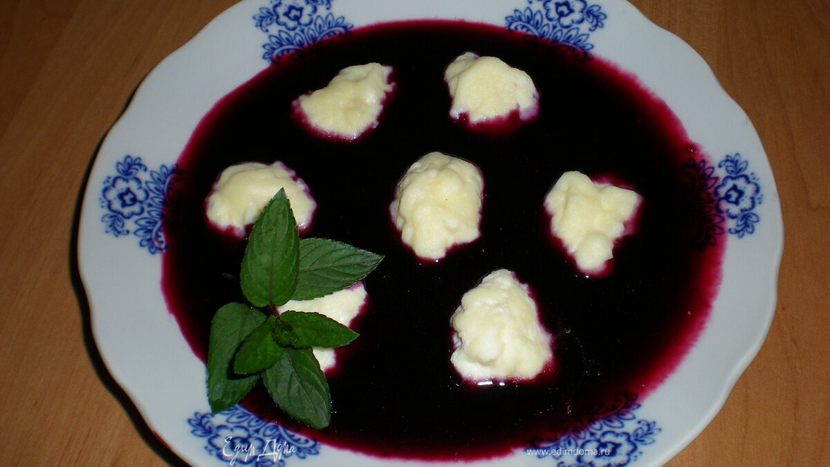 Творожные ньокки в соусе из черной смородины