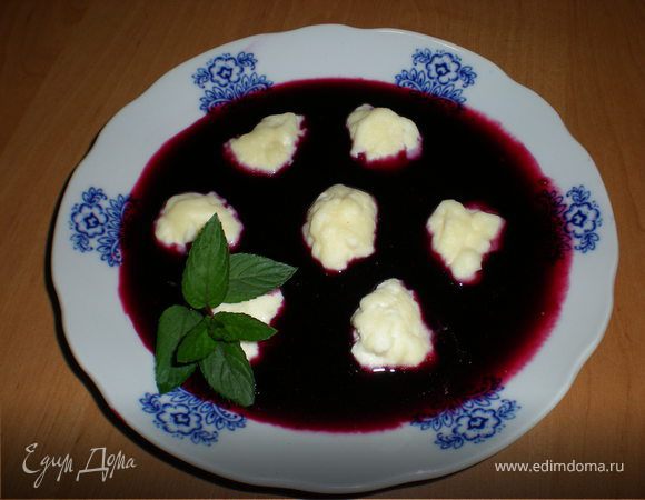Творожные ньокки в соусе из черной смородины