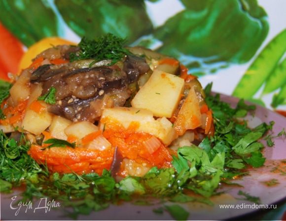 Картофель, тушеный с овощами в горшочке 