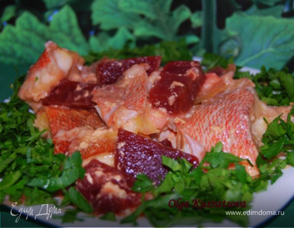 Рыба, тушеная со свеклой 