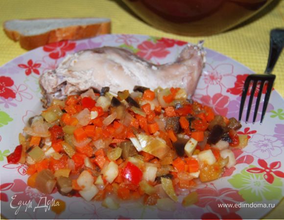 Кролик, приготовленный в горшочке, с гарниром из овощей 