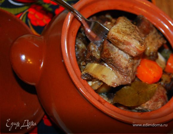 Жаркое из говяжьих ребрышек в горшочке