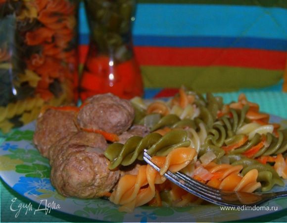 Тефтели в сливочно-горчичном соусе с цветными макаронами 