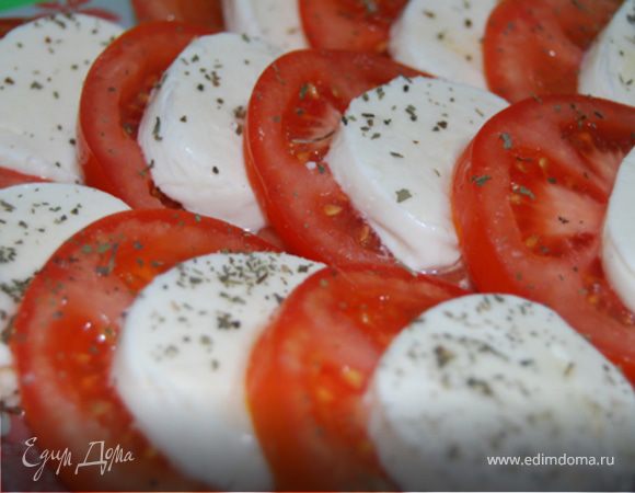 Салат с моцареллой и помидорами 