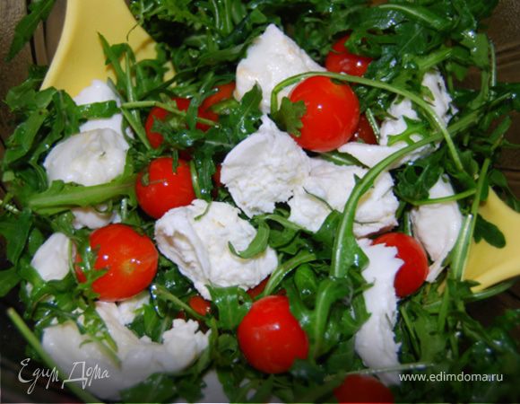 Теплый салат с моцареллой 