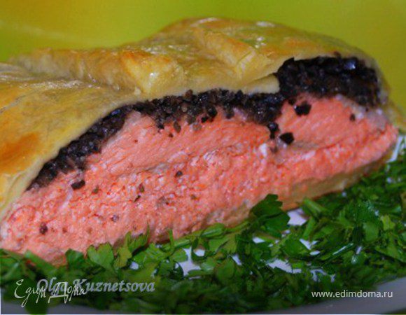 Пирог из слоеного теста с форелью 