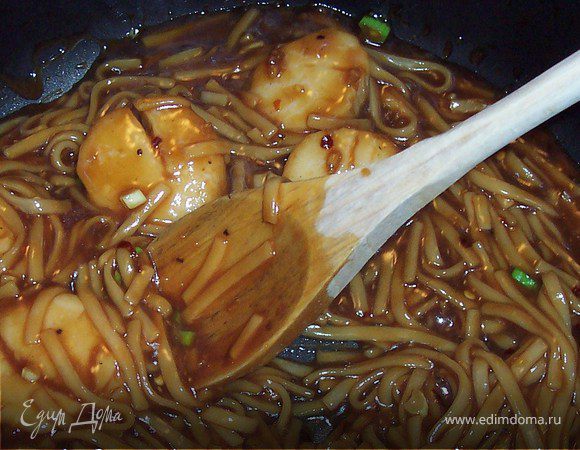 Морские гребешки с рисовыми макаронами Морские гребешки с рисовыми макаронами