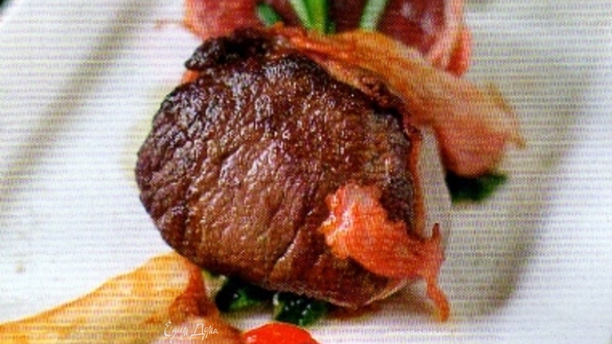 Филе оленя с грибными рулетами и шоколадным соусом