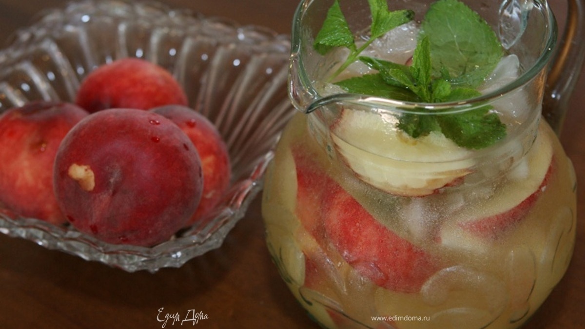 Сангрия из белого вина с персиками