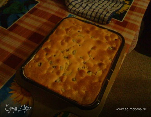 Шарлотка с яблоками и смородиной