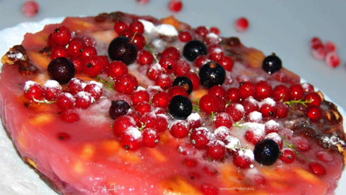 Банановый торт с красной смородиной