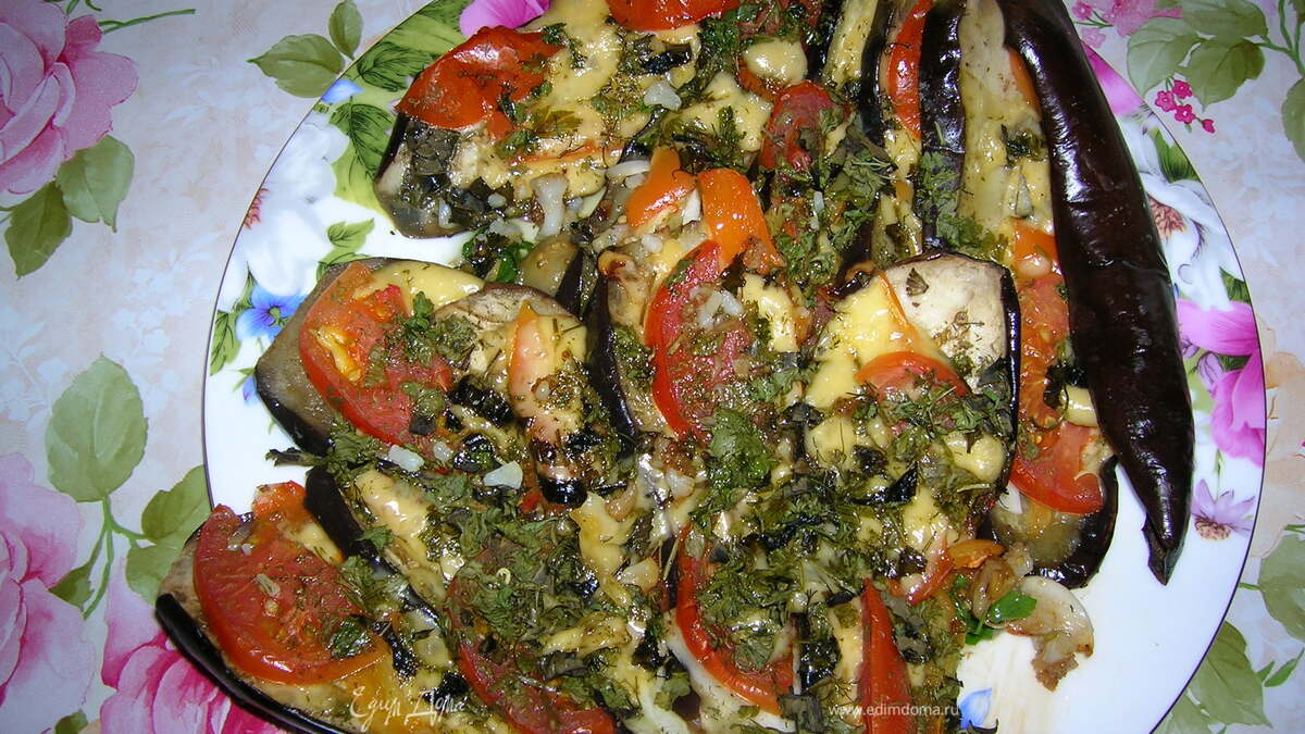 Баклажаны, фаршированные овощами и сыром