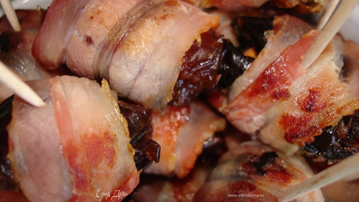 Финики с миндалем в беконе