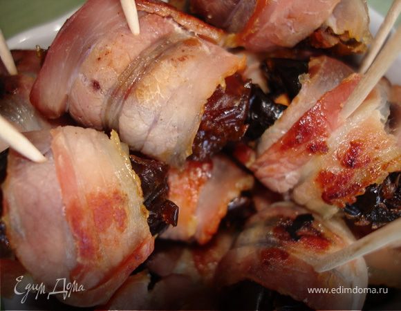 Финики с миндалем в беконе Финики с миндалем в беконе