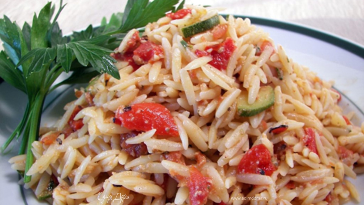 Салат из орзо с арбузом и козьим сыром 