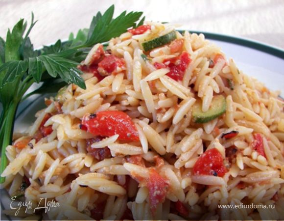 Салат из орзо с арбузом и козьим сыром 