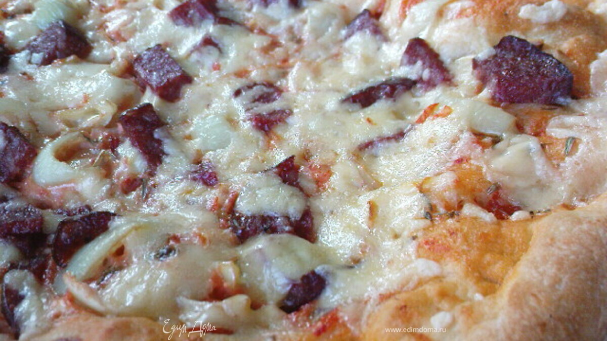 Пицца с салями сладким перцем и луком