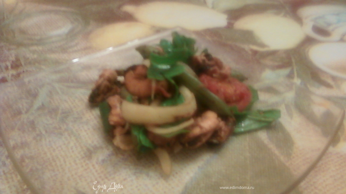 Теплый салат с мидиямии, руколой  и овощами гриль