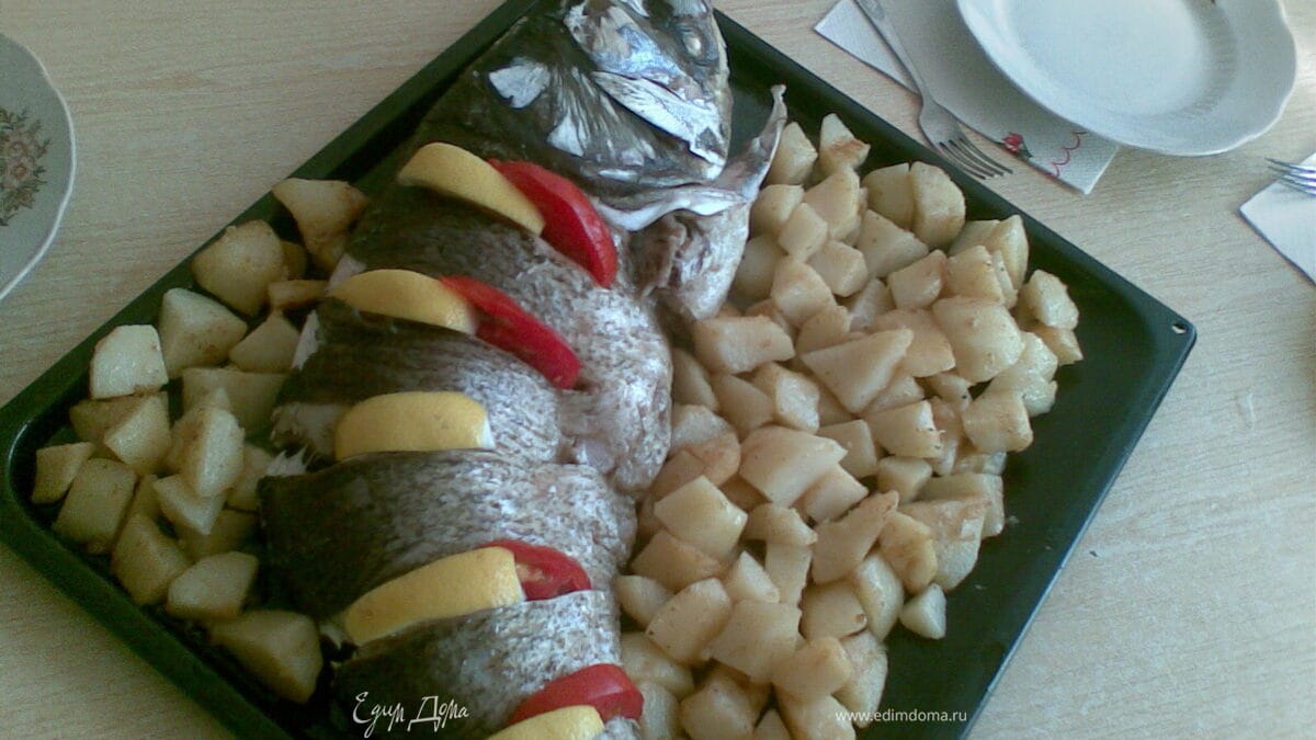 Толстолобик печеный с картошкой