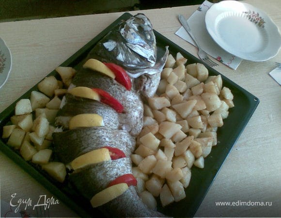 Толстолобик печеный с картошкой Толстолобик печеный с картошкой