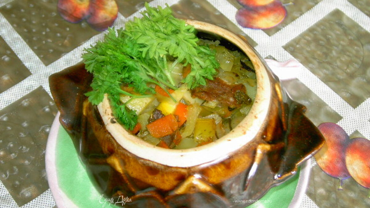 Овощи,тушеные с мясом в горшочках.