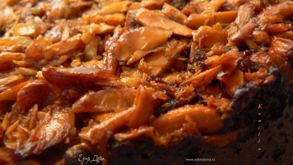 Шоколадный пирог с миндалем