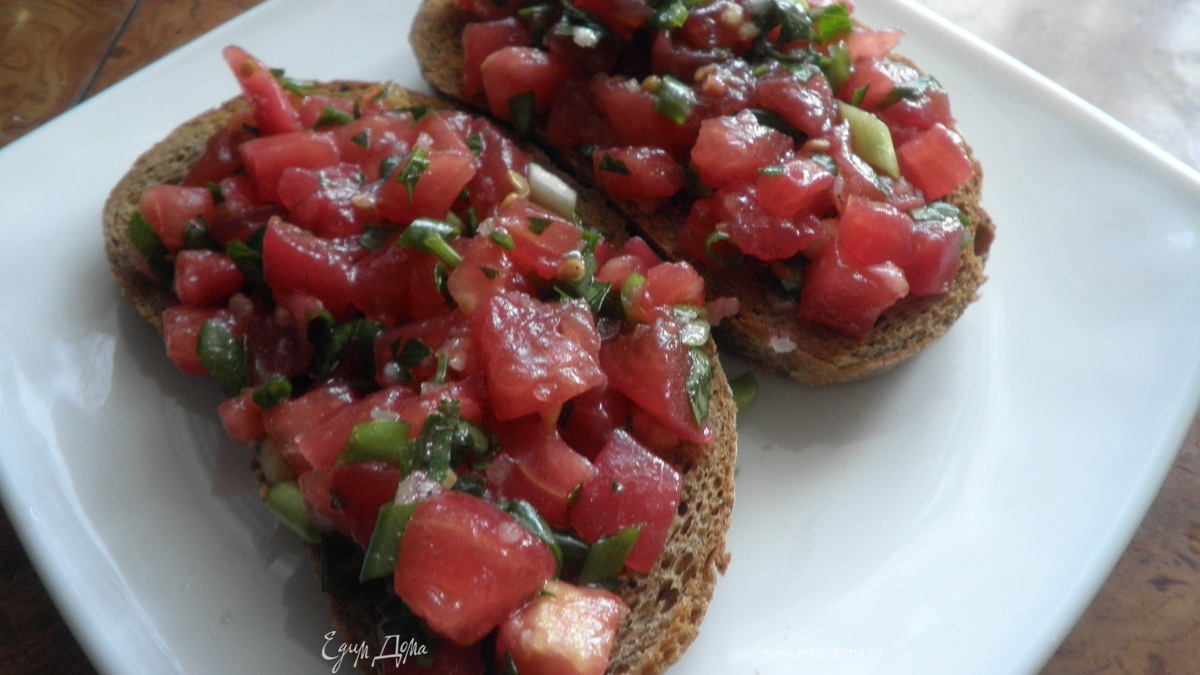 Брускетта с помидорами