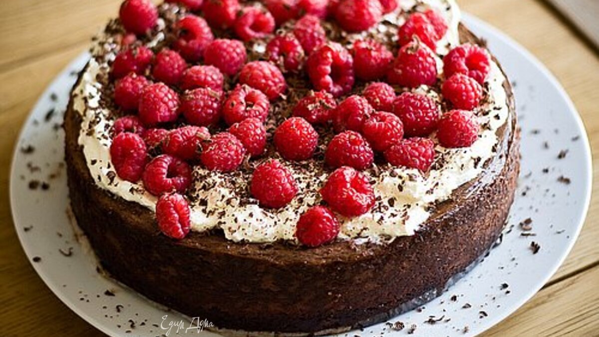 Шоколадный торт с бананом и малинкой