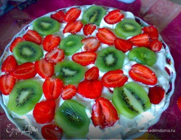 Легкий торт с фруктами в креме