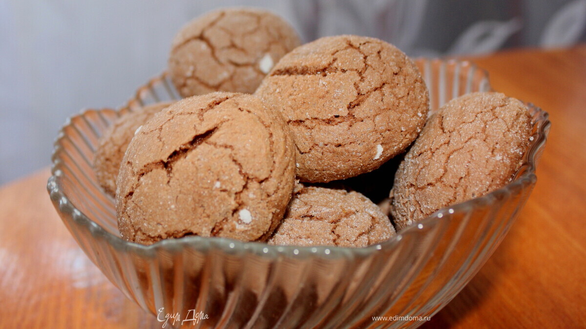 Шоколадное печенье с трещинками