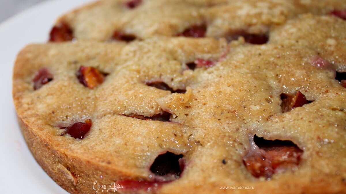 Сливовый пирог с грецкими орехами и медовой глазурью  